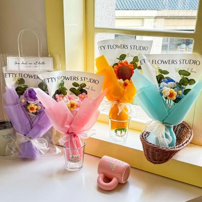 China Valentine's Day Gift Knitted Bouquet Handbag with Simulation Flowers in Multiple Colors for sale