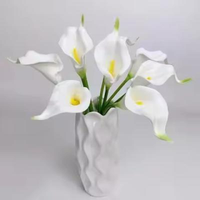 China Delicate Soft Decorative Wedding New Year Decorations Home Table Items Silk Artificial Flowers Calla Lily for sale
