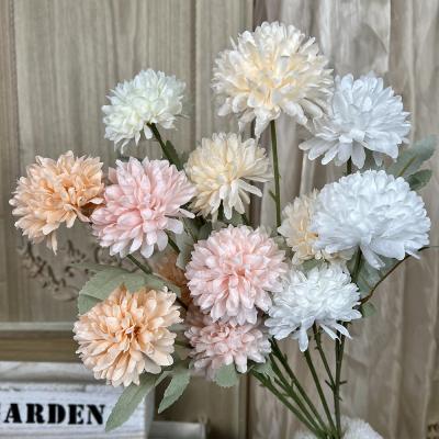 China 3-köpfige Chrysanthemen-Imitation Authentisches Blumenstrauß Hochzeitsblumen High End Berührende Seidenblume Fertigdekoration Wohnzimmerdekoration zu verkaufen