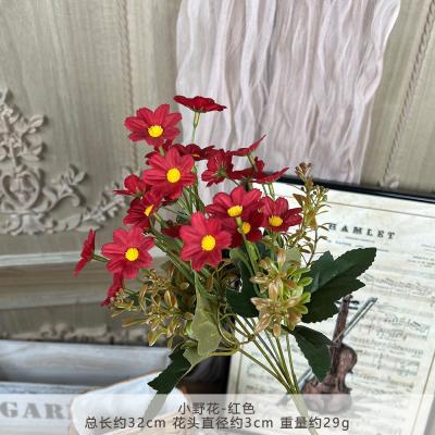China Kleine wilde bloemen, neppe bloemen, gesimuleerde bloemboeketten, handgemaakte bloemen voor bruiloften, kunstzijde bloemen, bruiloft decoratie, vloer arrangement Te koop