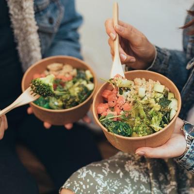 China 100% Eco-Friendly Disposable Waterproof Brown Kraft Paper Bowls Food Packaging Containers For Salad Fruit for sale