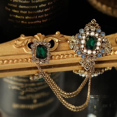 China Green faux stone brooch fashionable baroque brooch temperament palace style chain pin buckle British style green inlaid accessories retro for sale