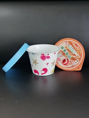 Cina Stampa IML di 180 ml di yogurt di plastica con coperchio in foglio di alluminio e coperchio di plastica in vendita