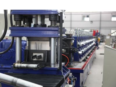 Chine Petit pain élevé de Purlin de structure métallique d'effort formant la machine avec la coupe automatique à vendre