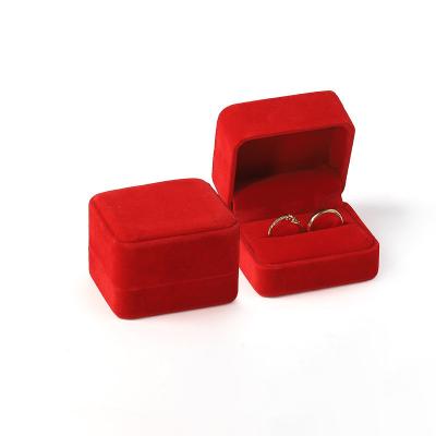 Cina Gioielli di lusso personalizzati in vendita all'ingrosso Scatola a doppio anello Logo personalizzato di velluto Gioielli rossi Anello di fidanzamento Scatola di imballaggio in vendita