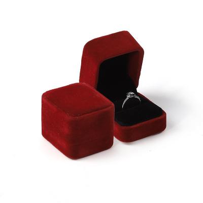 Cina Gioielli di lusso personalizzati in vendita all'ingrosso Scatola a doppio anello Logo personalizzato di velluto Gioielli rossi Anello di fidanzamento Scatola di imballaggio in vendita