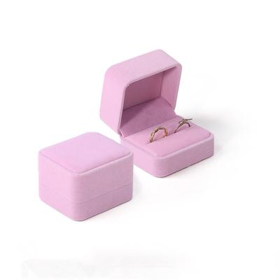 Cina Gioielli di lusso personalizzati in vendita all'ingrosso Scatola a doppio anello Logo personalizzato rosa velluto Gioielli di fidanzamento anello Scatola di imballaggio in vendita