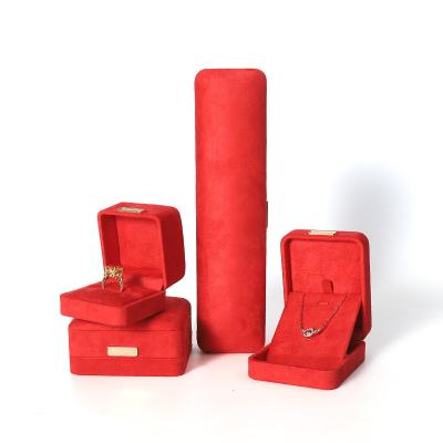 China Fabricación al por mayor Caja de joyería de lujo personalizada de alta gama Collar Brazalete Orecillos Anillo conjunto de joyas Embalaje Veludo rojo Caja de joyas con logotipo en venta