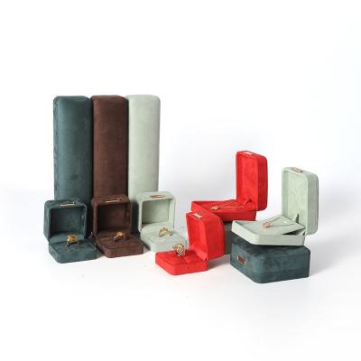 China Fabricación al por mayor Caja de joyería de lujo personalizada de alta gama Collar Brazalete Aretes Anillo conjunto de joyas Embalaje de joyas de terciopelo hechas a mano Caja de joyas con logotipo en venta