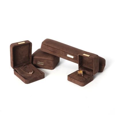 China Fabricación al por mayor Caja de joyería de lujo personalizada de alta gama Collar Brazalete Aretes Anillo conjunto de joyas Embalaje Caja de joyas de terciopelo marrón con logotipo en venta