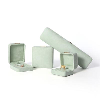 China Fabricación al por mayor Caja de joyería de lujo personalizada de alta gama Collar Brazalete Aretes Anillo conjunto de joyas Embalaje Veludo verde claro Caja de joyas con logotipo en venta