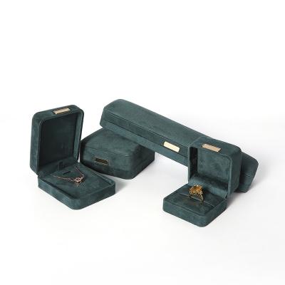 China Fabricación al por mayor Caja de joyería de lujo personalizada de alta gama Collar Brazalete Aretes Anillo conjunto de joyas Embalaje Veludo verde oscuro Caja de joyas con logotipo en venta