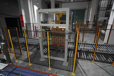 China Palletizer de galpão de faixa única para 18000 BPH Linha asséptica de bebidas Automatização eficiente e confiável à venda
