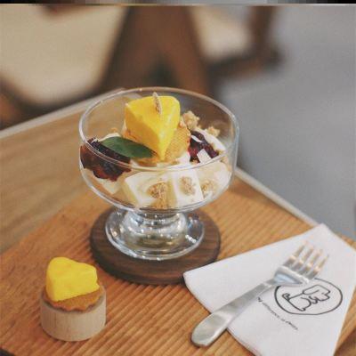 China Simple Smoothie Cup Dessert Ice Cream Bar Hotel Supplies Restaurants Fashion Clear Glass Stocked Yogurt Bowl for sale