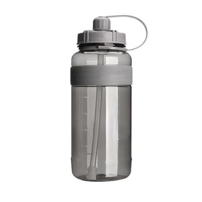 China 2L Large Capacity Plastic Water Bottle Straw Bottle Glossy Finish for sale