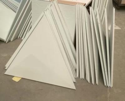 China Aluminium Driehoekig klem-in Plafond voor Convention Center -Muurdecoratie Te koop