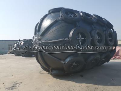 China Tipo de rede de cadeia Fender de borracha flutuante Quay Fenders pneumáticos marinhos à venda