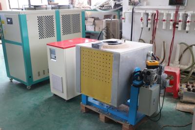 Cina Forno di fusione automatico a guscio di acciaio a inclinazione da 50 kg con raffreddamento ad acqua di fusione di rame in vendita