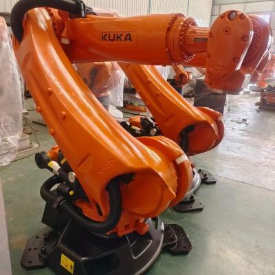 Chine Le robot KUKA KR210 R2700 prime est un bras robotique à 6 axes, il offre une charge utile de 210 kg et une portée de 2696 mm Soudage à l'endroit, palettisation, chargement et déchargement de pièces, manutention de pièces, assemblage à vendre