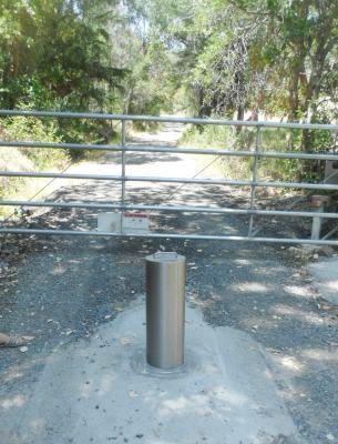 China 6±1mm Thickness Manually Retractable Bollard High Weather Resistance Long Lasting Performance for sale