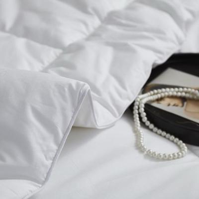 China Fashion Style Luxury White Fabric Down Quilt OEM / ODM Available for sale