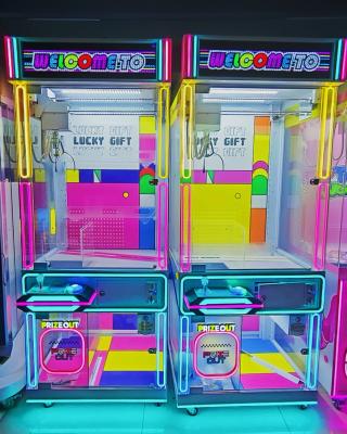 Chine Machine à griffes transparente pour enfants en gros prix d'usine avec boîte cadeau porte-bonheur et jouets en peluche, jeu de grue à vendre