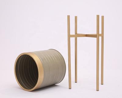 China Art Decor Elegant Middle Size Gold Foil Metal Stripe Flower Stand Decor for Home for sale