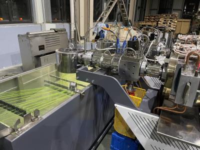 China Máquina artificial rizada el 10Mm de la protuberancia del monofilamento del extrusor de la hierba del polipropileno en venta