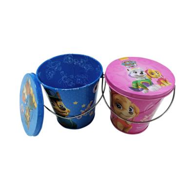 China Cubos de Mini Embossed Christmas Tin Pail con el empaquetado del día de fiesta del caramelo de la tapa y de la manija en venta