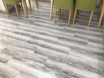 China Grey Nordic-maakt de Houten Plank die van pvc 2.0mm vloeren 6 X 36 Duim waterdicht Te koop