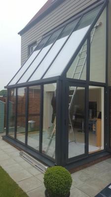 China Ventana giratoria de aluminio recubierta en polvo Negro Ventana giratoria de aluminio en venta