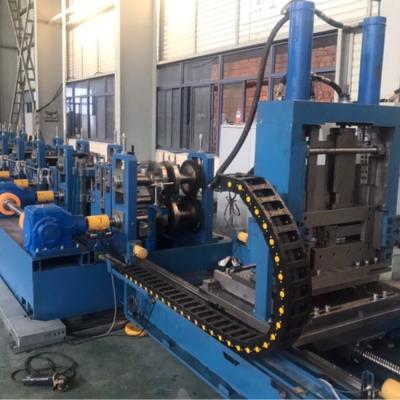 Chine Forgeuse à rouleaux de purlin CZ entièrement automatique échangeable avec rouleaux entraînés par boîte de vitesses à vendre