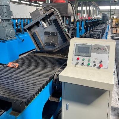 Chine Machine à rouleaux métalliques Z Purlin avec rouleaux GCr15 / outil de coupe Cr12Mov à vendre