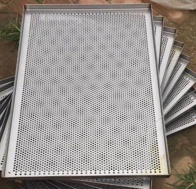 China Bandeja de cable perforada de la cesta de alambre del metal, molde para el horno del acero inoxidable para la transformación de los alimentos en venta