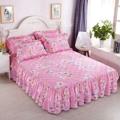 China Anti-Static 3pcs Printed Bedding Set Diamond Quilted Fitted Bed Sheet 3 Side Cover Soft Velvet Wedding Bedspread//Luxury Bed Skirt for sale