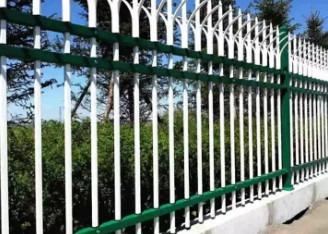 Chine La meilleure barrière en aluminium enduite de fer travaillé de courrier de place des prix par poudre à vendre
