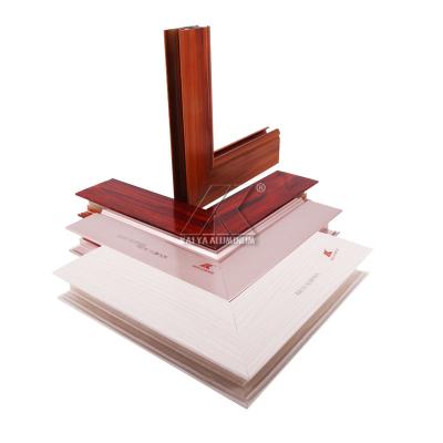 Chine AA10 a expulsé la couleur coulissante en aluminium de grain en bois de cadre de porte à vendre