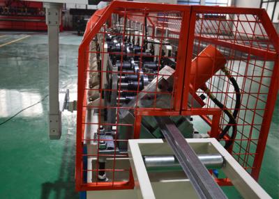 China Rolo galvanizado do canal do telhado do chapéu alto do metal que forma a máquina à venda