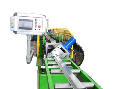 Cina 0.8mm-1.2mm Spessore del tetto Batten Roll Forming Machine Suspended Ceiling Truss Furring Channel Hat Truss Making Machine in vendita