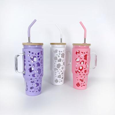 China 40oz glass tumbler 40oz Glass Tumbler With Handle for Cold Hot Drinks Silicone Sleeve with Scale 32oz Glass Tumbler with Stainless steel Straw for sale