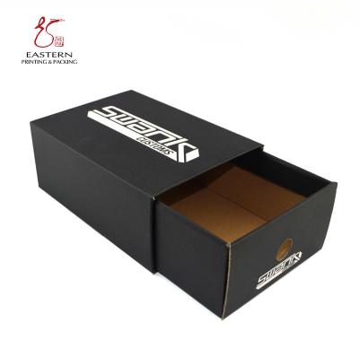Chine Boîte à chaussures ondulée coulissante pliable empaquetant le logo blanc adapté aux besoins du client par noir à vendre