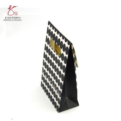 Cina borse stampate su ordinazione creative del regalo del cartone bianco 210gsm per Costmetic in vendita
