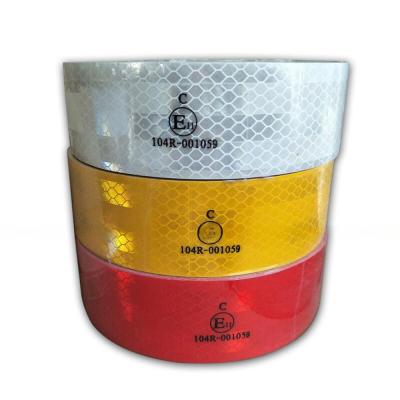 China Cintas amarillas ECE 104 C con micro prisma reflejantes de orafol para camiones 10 años Material PMMA en venta