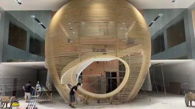 中国 オフィスロビー 3D半径 曲線金属天井 バフル 防音 木粒 壁 音響パネル 販売のため