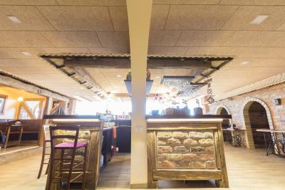 Cina Piastrelle di soffitto per ristoranti colore naturale Legno lana cemento pannello acustico Tavola insonorizzante in vendita