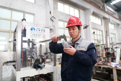 China Van de geavanceerd technische Plastic het HUISDIERENkruik die Flessensnijmachine Machine 1200-1500 per Uur maken Te koop