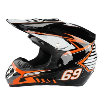 China Fashion Dot Approved Retro New Full Face Fiberglass Off Road Motorcycle Helmet In BlackWhite And Red Color for sale