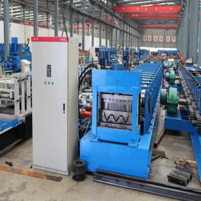 Chine L'acier de tôle ridé rayonne la rambarde de route de 914mm formant la commande à chaînes de machine à vendre