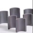 Κίνα Ferrite SrO 6Fe2O3 κεραμική μορφή κεραμιδιών μαγνητών ηλεκτρικών κινητήρων μαγνητών προς πώληση