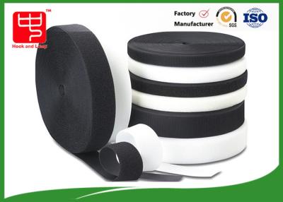 China Califique un blanco y negro de nylon resistente de las sujeciones el 100% del gancho y del lazo de la tela en venta